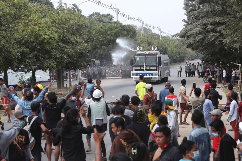 ▲緬甸曼德勒警方20在造船廠與示威者爆發衝突，警方朝著示民眾開槍造成2人死亡。網路上，不少人貼出在街道上拾獲實彈、橡膠子彈彈殼的照片。（圖／美聯社／達志影像）