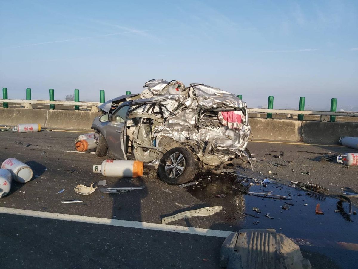 ▲雲嘉西濱快速道路今（21）日發生20車追撞的連環車禍，造成多人死傷。（圖／翻攝自「西濱公路(西濱快速道路) 路況回報.追焦團.攝影作品.秘境分享」臉書社團）