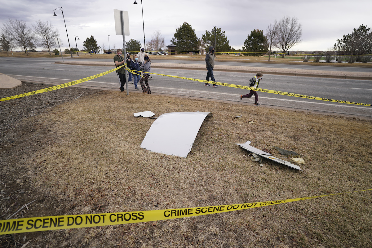 ▲美國當地時間20日，聯合航空一架載有241人的波音777客機驚傳起飛後爆炸，零件沿路散落砸中民宅、汽車。（圖／美聯社／達志影像）