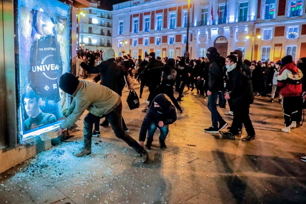 ▲西班牙饒舌歌手哈塞爾（Pablo Hasel）以極左派思維著稱，近日遭到警方逮捕後，引爆當地民眾發起示威抗議（圖／美聯社／達志影像）