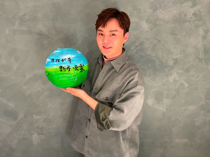 ▲許富凱打電話給幸運粉絲,沒想到卻鬧出笑話。(圖/凱聲影藝提供)