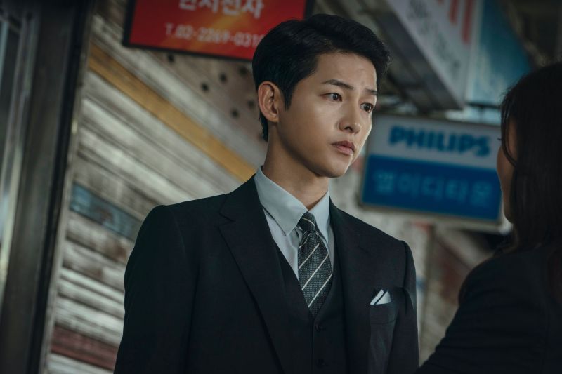 ▲宋仲基飾演黑手黨律師。(圖/Netflix)