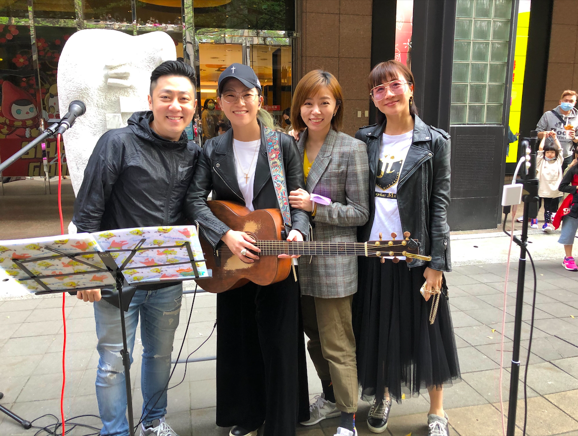 ▲張芸京（左二）在街頭開唱，艾成（左一）、王瞳（右二）、潘奕如突然現身。（圖／張芸京經紀人提供）