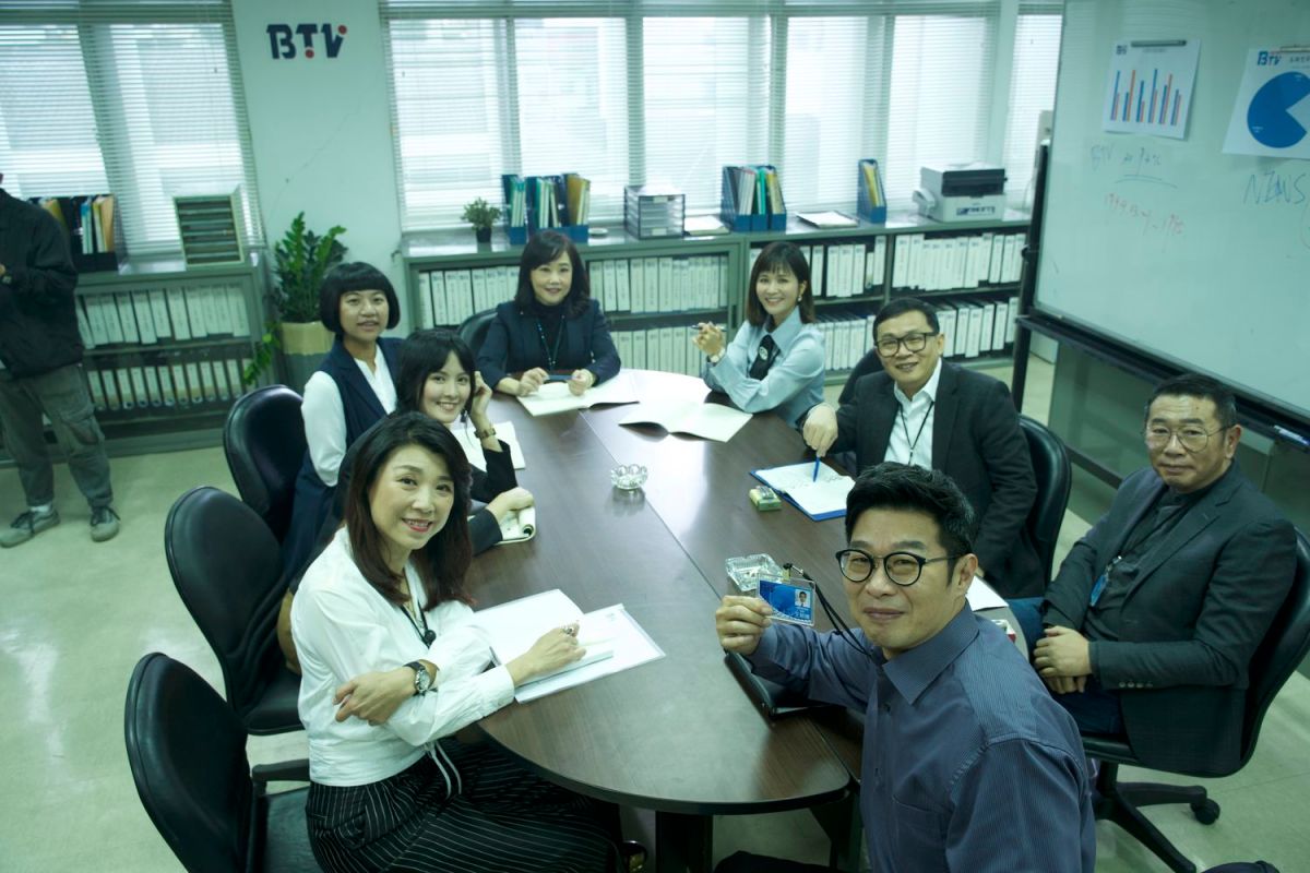 ▲馬力歐（前）扮演毒舌新聞台主管。（圖／國際橋牌社劇組提供）