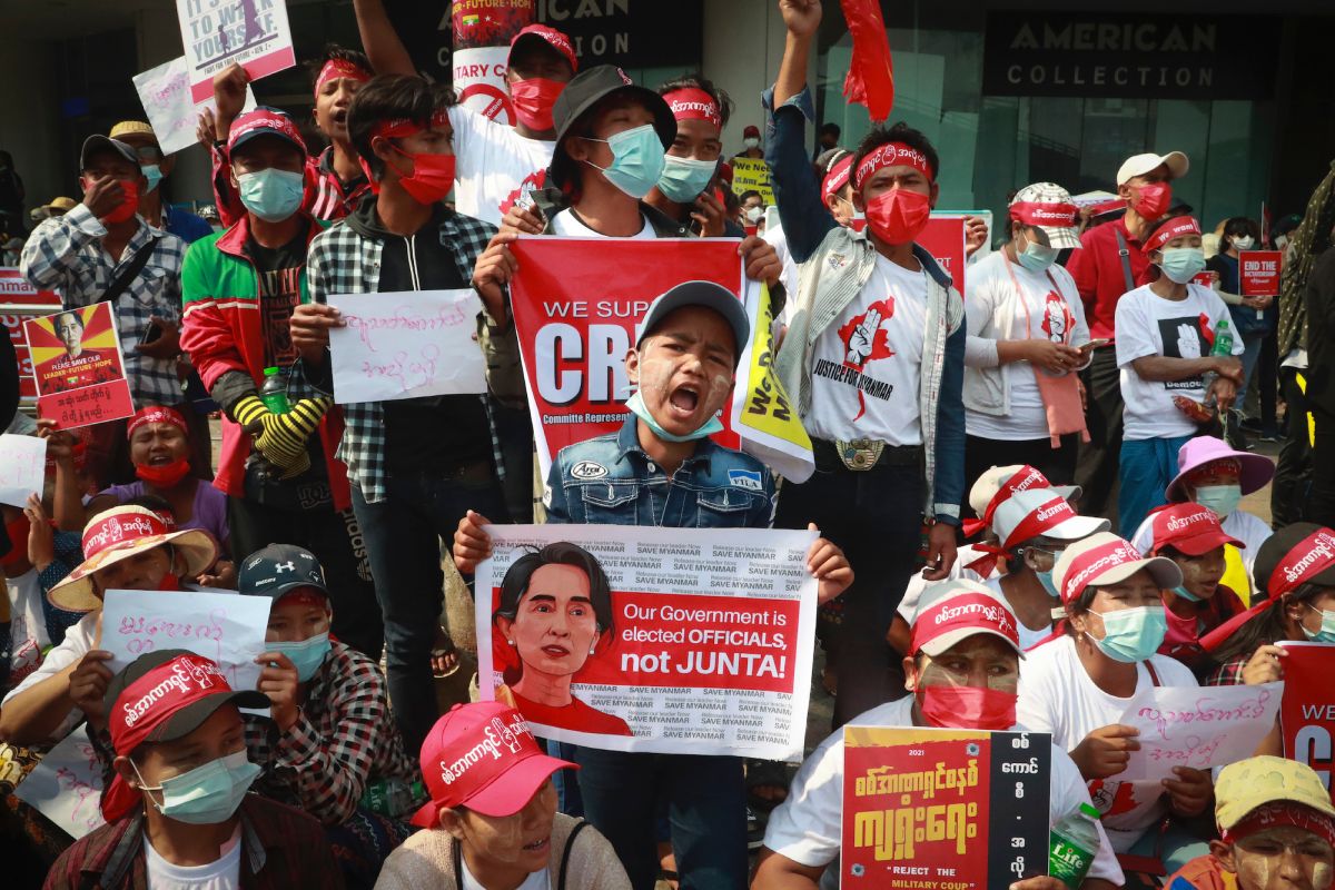 ▲緬甸軍方部隊昨（20）日在曼德勒朝示威者開槍，造成2人死亡、20人受傷，緬甸民眾不懼鎮壓今日仍走上街頭抗議。（圖／美聯社／達志影像）