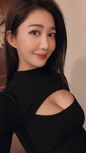 ▲王晴試穿「妹子上衣」,好身材讓人無法忽視。(圖/王晴臉書) ▲王晴試穿「妹子上衣」,好身材讓人無法忽視。(圖/王晴臉書)