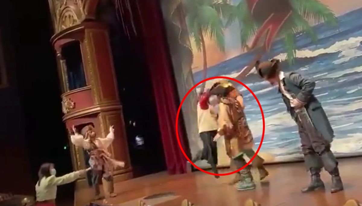 ▲上海迪士尼發生一名女子突然衝到舞台前攻擊演員的意外，更在眾目睽睽下怒批「你不配當中國人」。（圖／翻攝自推特@realEmperorPooh）