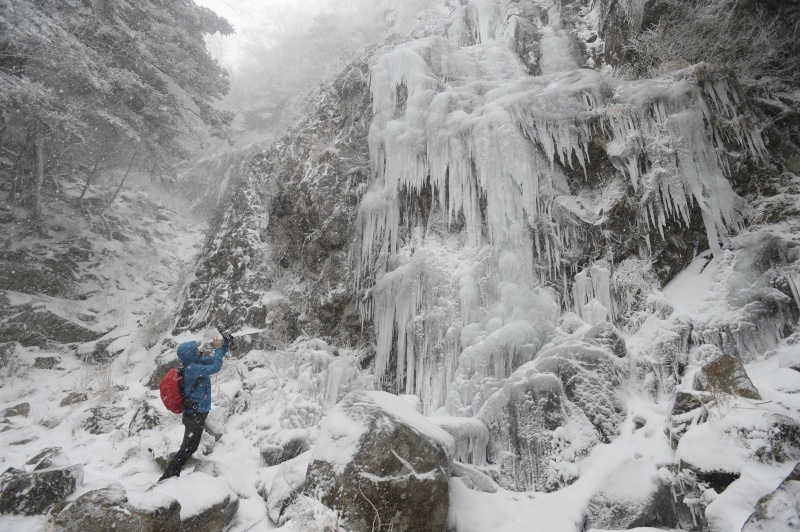 ▲日本位於日本東北地方青森市的八甲田國際滑雪場附近，21日發生雪崩，一名40多歲女性滑雪客不幸罹難。示意圖非本人。（圖／美聯社／達志影像）