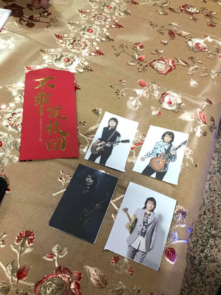 ▲紅包內是4張歌手「伍佰」的照片。(圖/翻攝自《爆廢1公社》)