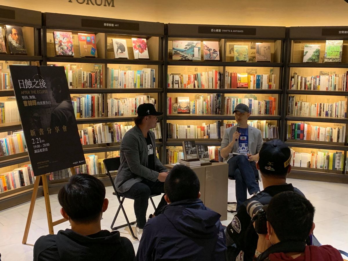 ▲曹錦輝（左）與文生大叔一起分享新書。（圖／吳政紘攝）