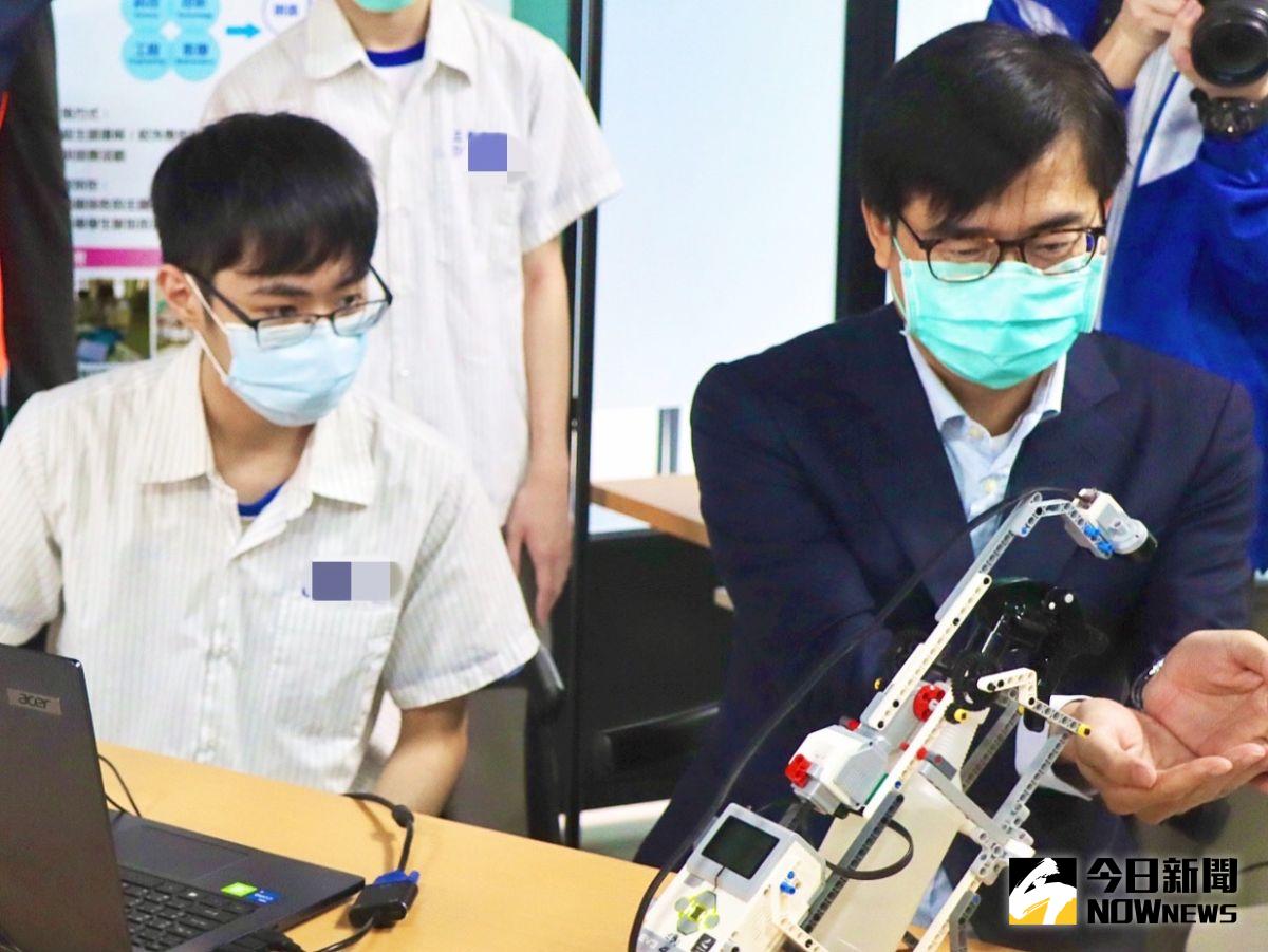 ▲22日是全國三級學校開學日，高雄市長陳其邁一早到三民高中關心入學防疫工作，還與學生共同組裝「酒精機器人」。（圖／記者陳美嘉攝，2021.02.22）