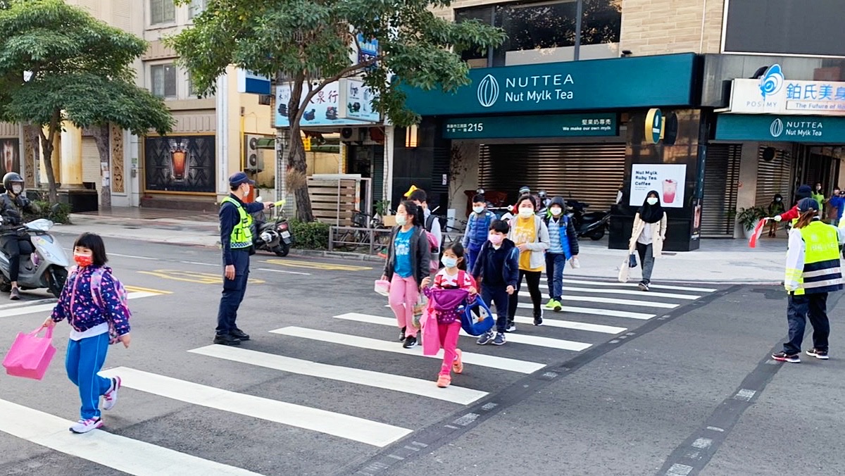 ▲教團今（5）日指出，校外導護非師生工作，應要求具有執法權限的人員執行，呼籲中央、地方將學童交通安全，列為優先施政項目。圖為警察協勤導護工作。（圖／三民第一分局提供）