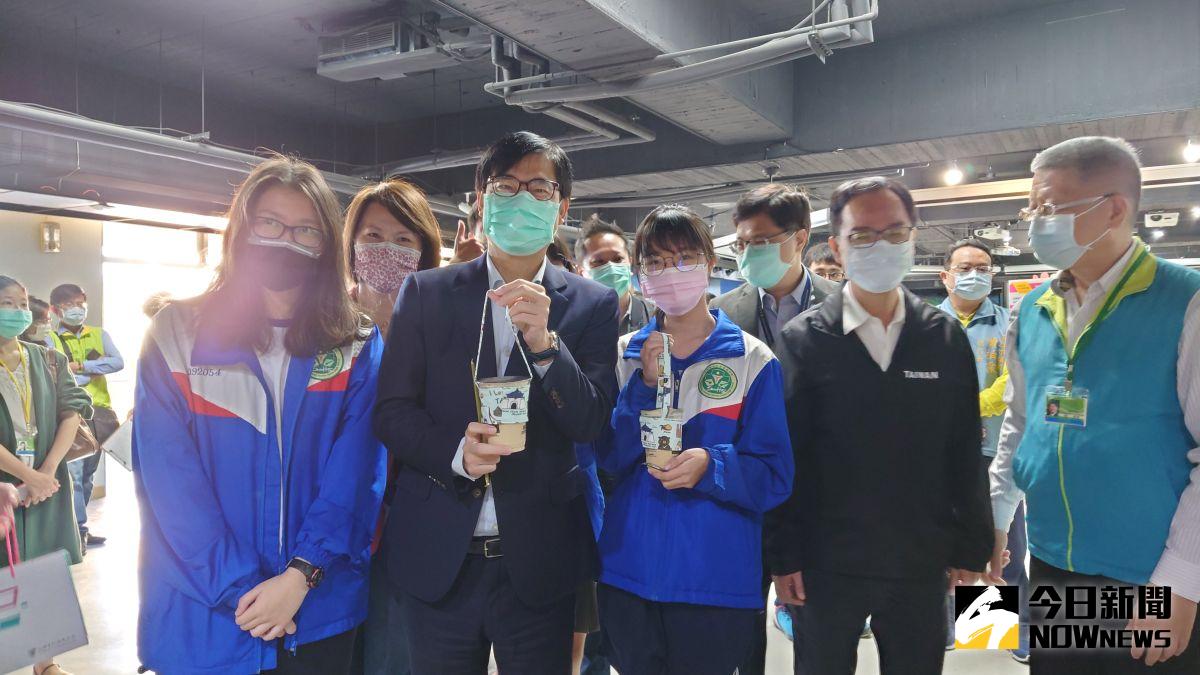 ▲陳其邁收到三民高中同學親手做的環保杯套，很開心。（圖／記者鄭婷襄攝，2021.02.22）