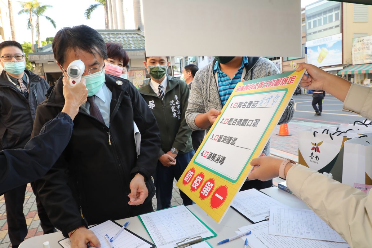 ▲台南市長黃偉哲進入校園也要量體溫，並實名制登記。（圖／台南市政府提供）