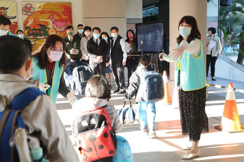 ▲台南市長黃偉哲與教育局長鄭新輝一早前往協進國小視察。(圖/台南市政府提供)