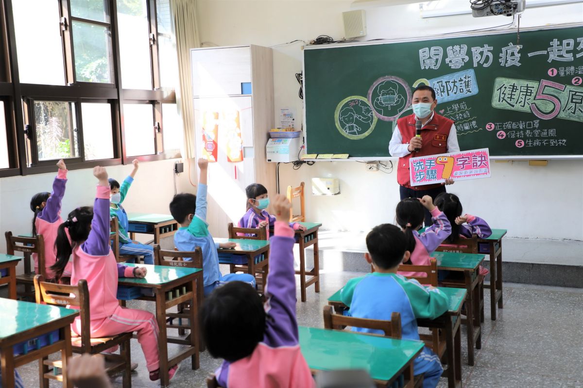 ▲北市長侯友宜前往埔墘國小教室檢視班級通風、口罩配戴及防疫用品準備情形，確認防疫措施確實到位，同時考驗同學防疫基本觀念。（圖／新北市政府教育局提供）