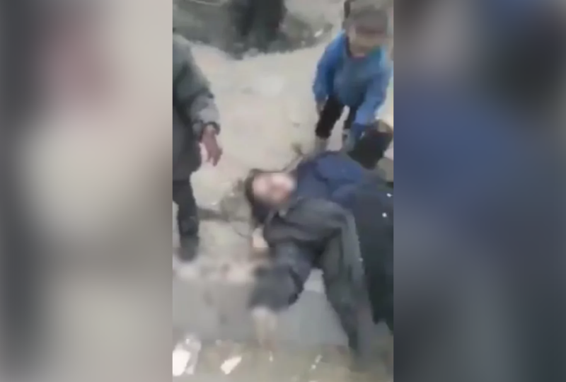 ▲阿富汗首都喀布爾今天發生爆炸事件，網路隨後迅速流傳一段駭人影片，可見渾身是血的兒童站在陷入昏迷的婦人旁哭喊「媽媽起來」，引發網友鼻酸。（圖／推特）