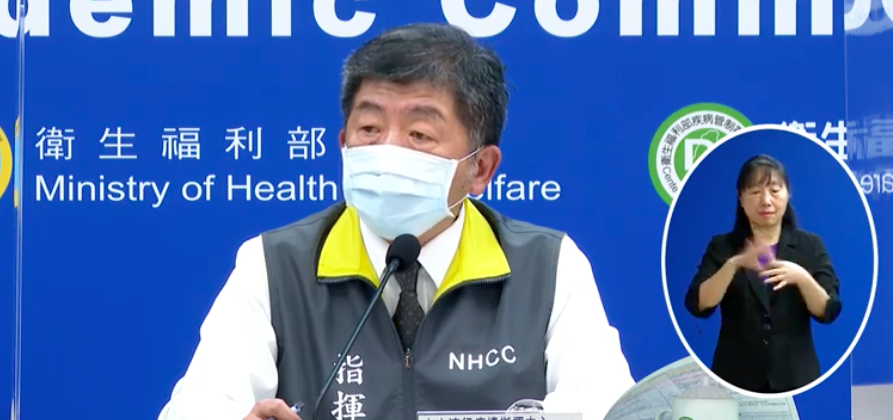 ▲指揮中心指揮官陳時中今（14）日表示，明（15）日開始，國籍航空機組員在長程航班，居家檢疫時間調整為3天居家檢疫、11天自主健康管理﹔短程航班執行14天自主健康管理。（圖／擷取自疾管署直播）