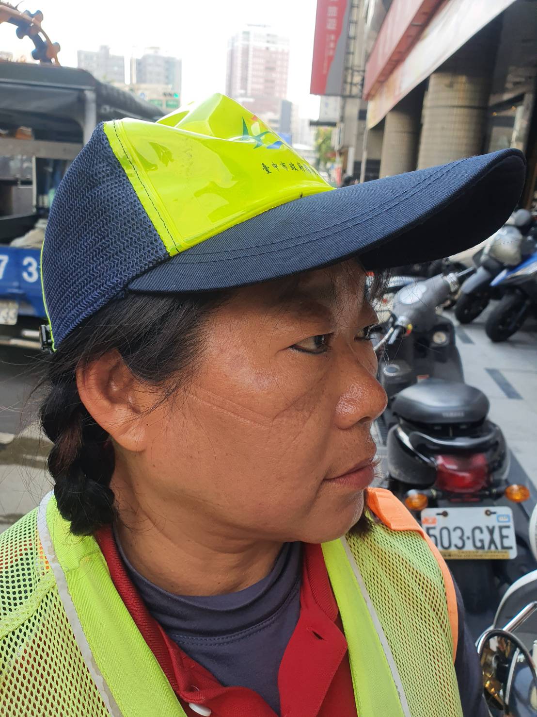 ▲中市消毒人員執勤需長時間戴口罩、背消毒瓶，滿身大汗、臉上更佈滿口罩壓痕。(圖／環保局提供2021.2.22)