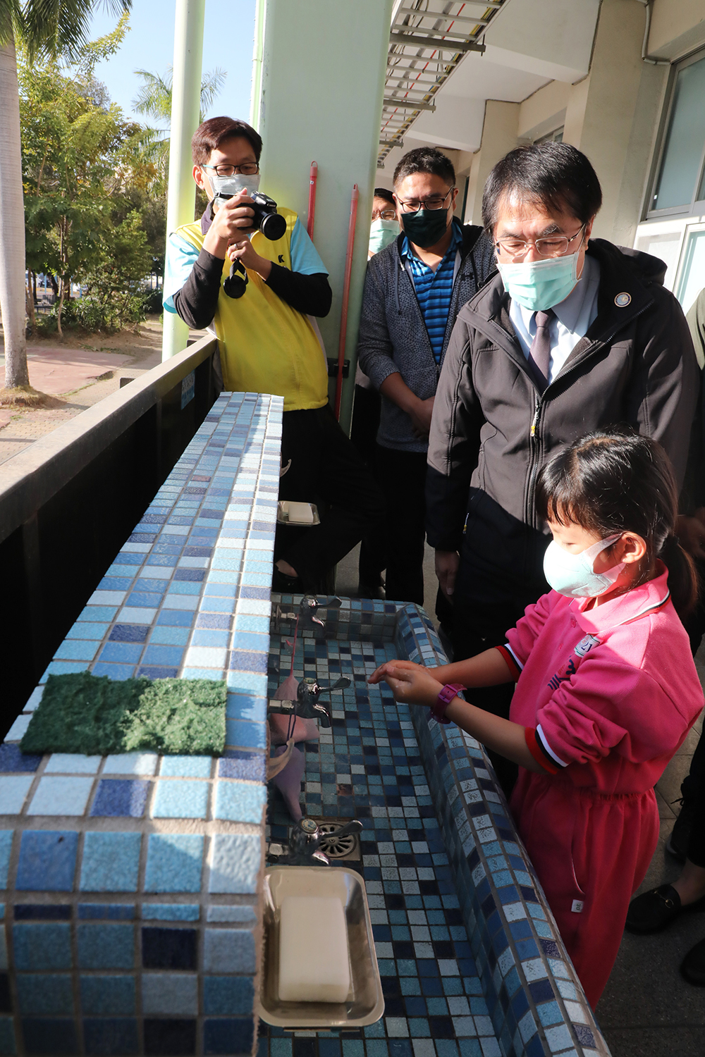 ▲黃偉哲視察校園防疫，叮嚀學童洗手務必做到「屍、搓、沖、捧、擦」五步驟（圖／記者林怡孜攝，2021,02,22）
