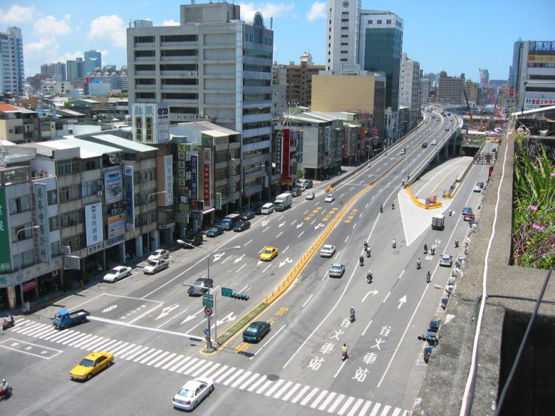 ▲中博高架橋完工後,正式取代中博地下道,開始承擔高雄南北交通輸運工作。(圖/高市府提供)