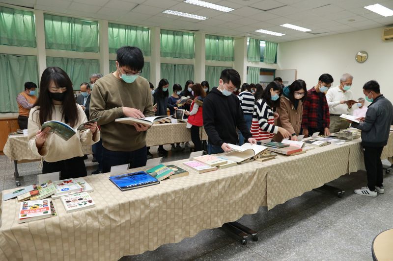 ▲興大前農資學院院長陳明造,秉持獨樂樂不如眾樂樂,分享珍藏圖書,鼓勵學子多閱讀。(圖/中興大學提供)