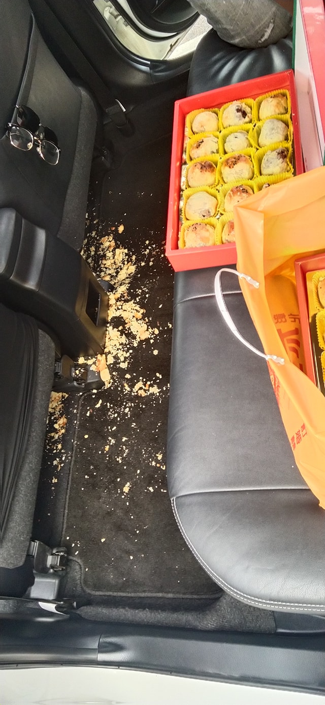 ▲原PO在車上先把盒子打開,結果才一個路口緊急煞車,整個盒子連餅帶盒通通打翻。(圖/翻攝自《爆怨公社》