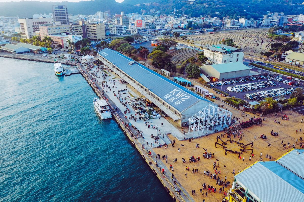 ▲在農曆春節啟動試營運復刻50年代高雄 的「HOLO PARK」商店街，位於蓬萊港區的七號碼頭，過年假期期間統計有近10萬人次來訪。（圖／高雄港區土地開發公司提供）