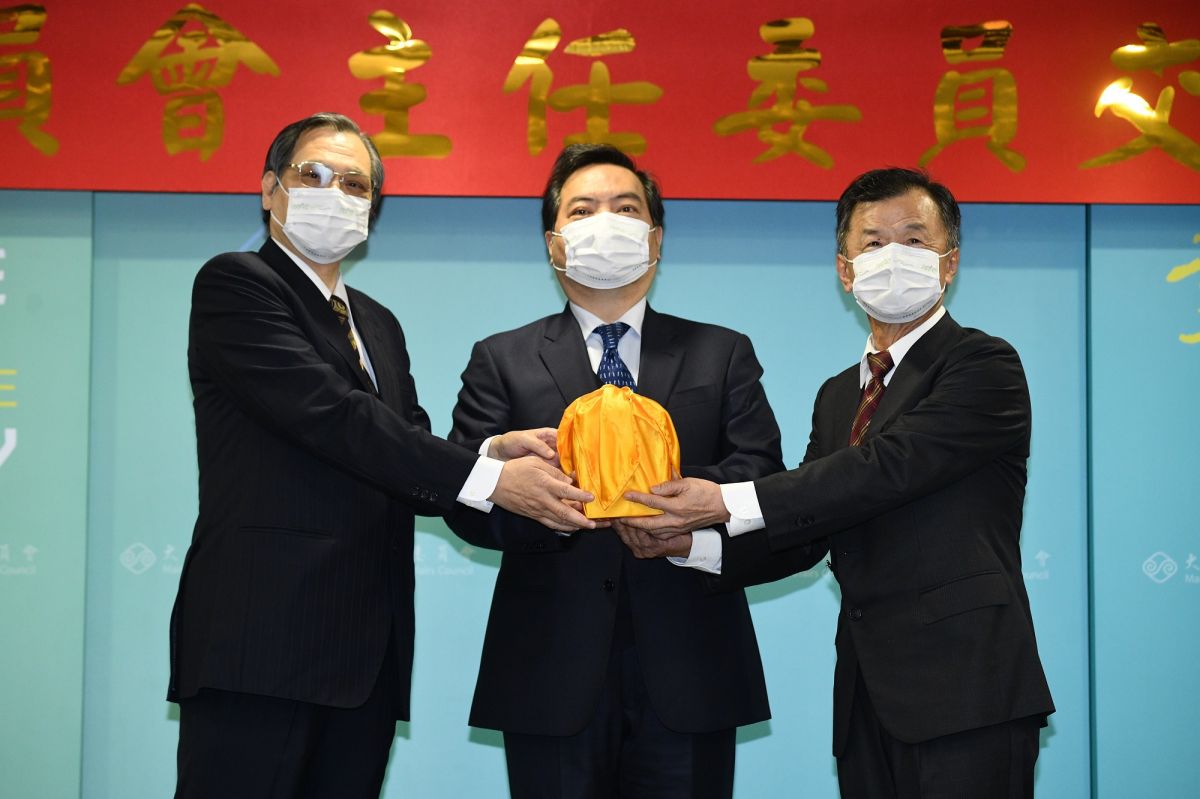 ▲陸委會主委交接，在行政院政務委員羅秉成（中）的見證下，陳明通（左）將印信交付給邱太三（右）。（圖／記者林柏年攝，2021.02.23。）