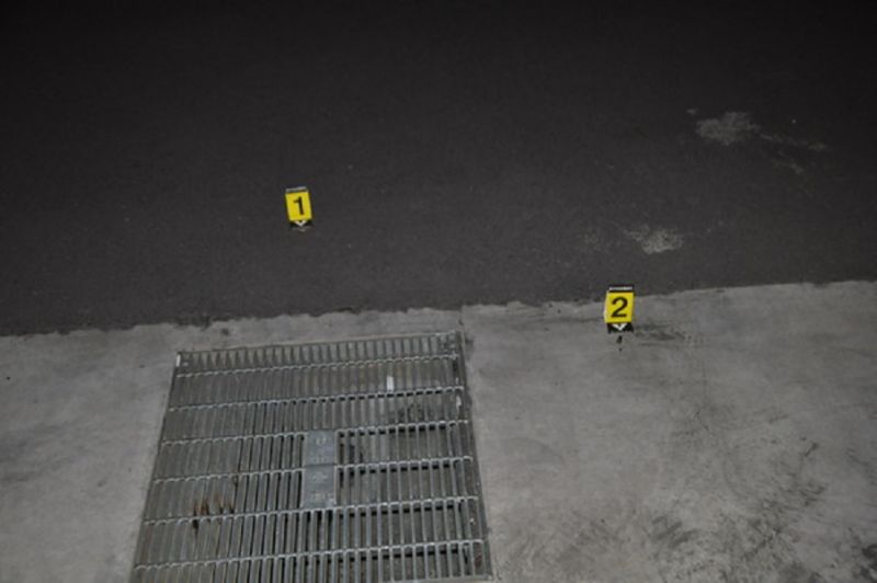 ▲凌晨10餘名男子分持棍棒、槍械滋事討債,警方趕赴現場時,發現地上餘留二顆彈殼(圖/民眾提供)