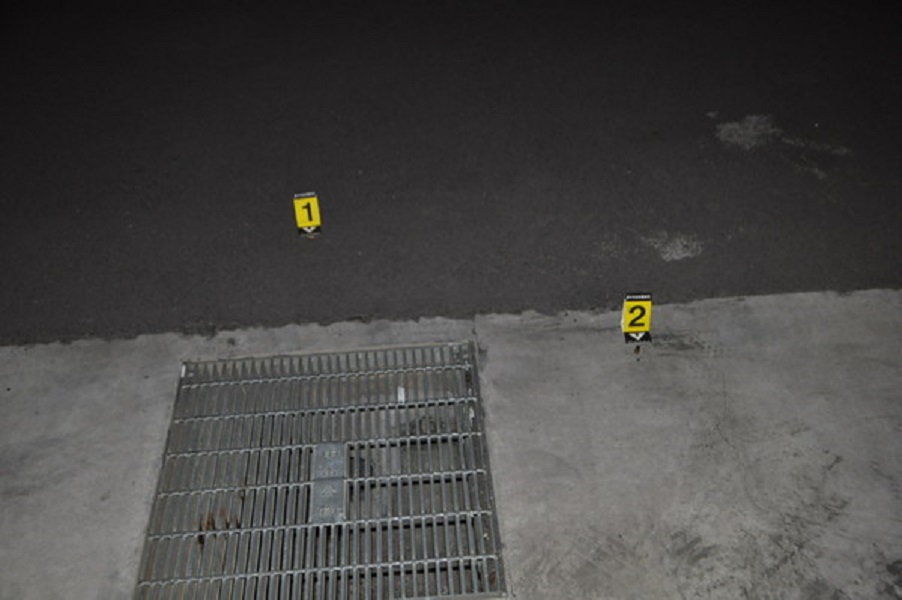 ▲凌晨10餘名男子分持棍棒、槍械滋事討債，警方趕赴現場時，發現地上餘留二顆彈殼(圖/民眾提供)