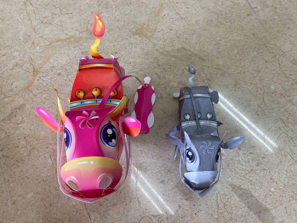 ▲議員李中請助理列印試組裝，從裁切到組裝完成，要花一個多小時，且因為紙張過軟，過程十分不順利(圖／李中服務處提供2021.2.23)