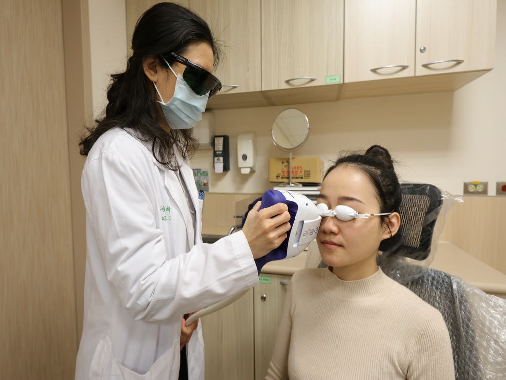 ▲瞼板腺功能障礙合併乾眼症，接受脈衝光雷射及瞼板腺擠壓治療(圖／醫院提供2021.2.23)