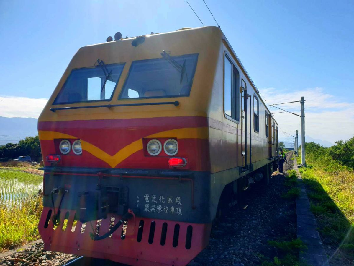 ▲台鐵台東海端火車站今（ 23 ）日上午 8 時許發生工程車撞上道路保養道班人員意外，造成 2 人死亡、 1 人受傷。（圖／台鐵）