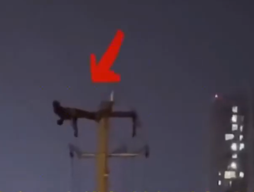 ▲四川成都街頭近日上演危險一幕，一名男子不知怎麼的竟爬上電線桿，還在上面做起仰臥起坐等運動，由於電力公司即時切斷電力，男子才沒有受傷，不過也導致鄰近區域停電數小時。（圖／擷取自影片）