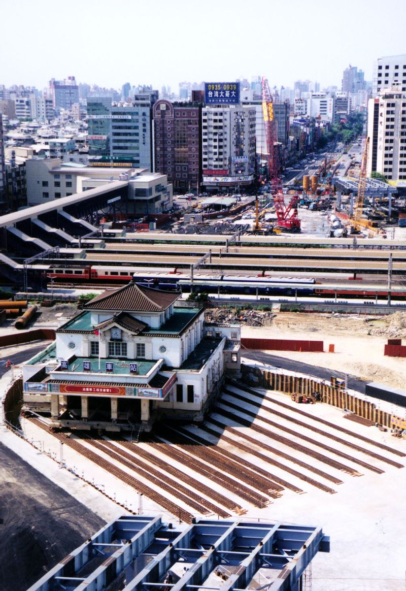 ▲帝冠式舊車站的高雄願景館今年8月將啟動回娘家計畫。(圖/高雄市政府新聞局提供)