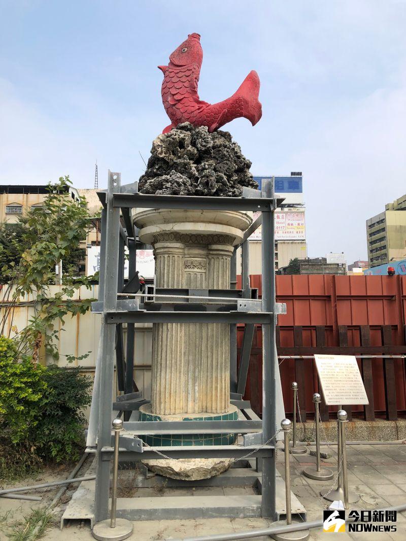 ▲紅色𩻸仔(台語:紅鯉魚)雕像,目前豎立在高雄高雄願景館旁(舊高雄車站),是過去高雄大港埔的代表意象。(圖/記者鄭婷襄攝,2021.02.23)