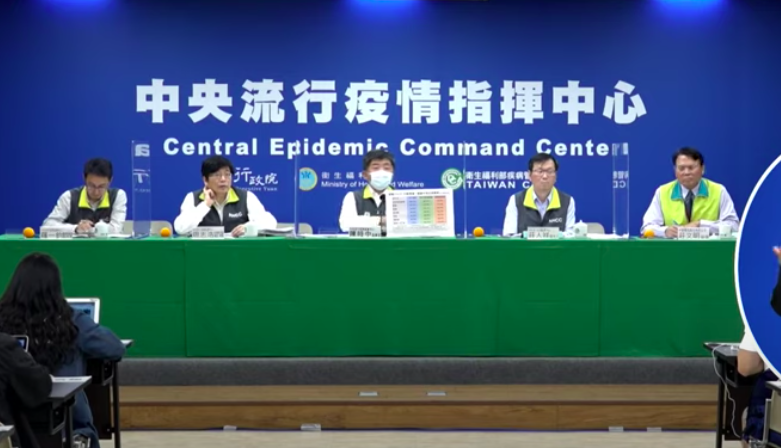 ▲指揮中心在今(23)日的記者會上說明今年施打疫苗的三階段目標。(圖/擷取自疾管署直播)