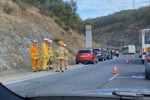 ▲日前澳洲的東南高速公路上發生六輛汽車追撞的連環車禍（圖／翻攝自Seven