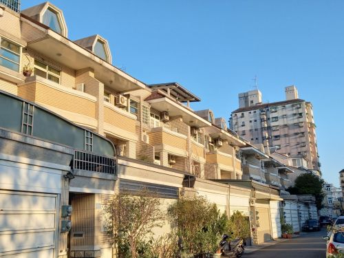 ▲住透天的網友們紛紛留言表示「屋頂刷白反色」和「開頂樓的門」超級有效。（示意圖／NOWnews資料照片）