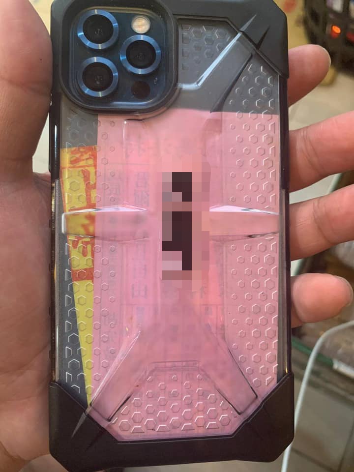 ▲從照片中可以看到,一隻包著手機殼的iPhone12,手機殼和iPhone12之間卻「夾雜了兩張薄紙」。(圖/翻攝自臉書社團《爆廢1公社》)