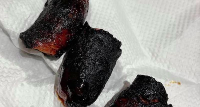 ▲網友分享自己煎香腸，結果意外做成「暗黑料理」。（圖／爆怨2公社）