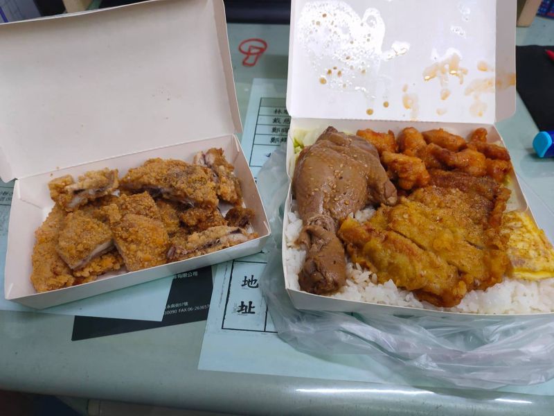 ▲原PO花了85元買便當,一打開卻驚見配菜滿盒都是炸物。(圖/翻攝爆廢公社二館臉書)