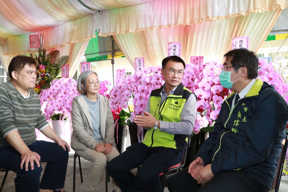 ▲台南市長黃偉哲、農委會主委陳吉仲與崑濱伯家屬討論公祭及治喪事宜，總統蔡英文也將於3月3日出席公祭頒發褒揚令。（圖／台南市政府提供）