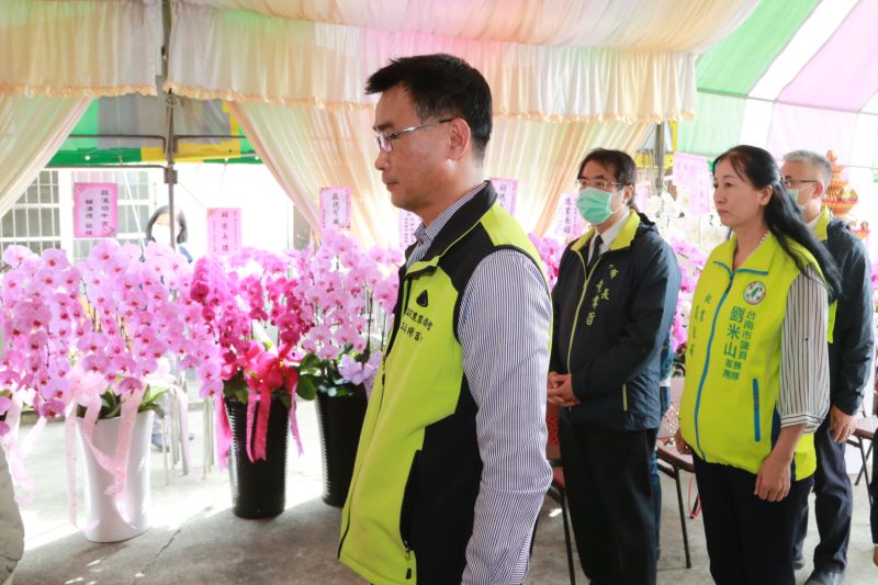 ▲台南市長黃偉哲於今(24)日上午偕同農委會主委陳吉仲前往崑濱伯靈堂弔唁,表達哀悼之意。(圖/台南市政府提供)