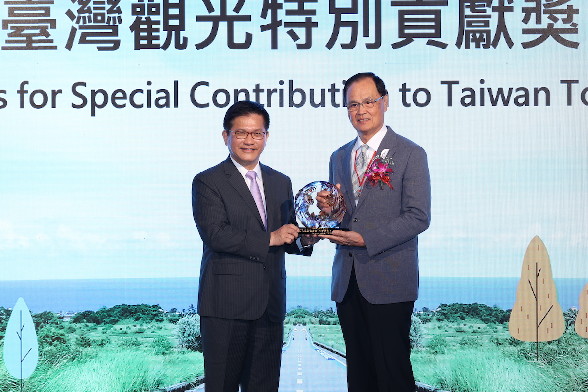 ▲交通部長林佳龍今日（24）出席2021年觀光節頒獎典禮，並頒發台灣觀光特別貢獻獎給予財團法人台灣觀光協會副會長蘇成田。（圖／觀光局）
