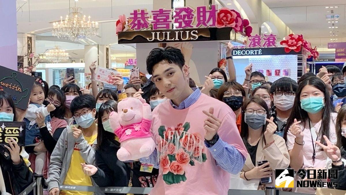 ▲迪士尼粉萌季期間限定店」國民男友黃偉晉到現場與粉絲互動。（圖／記者陳美嘉攝，2021.02.24）