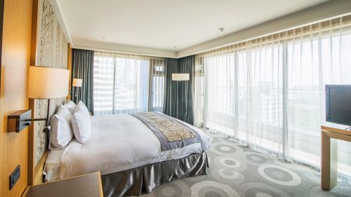 福容大飯店高雄店推出冬日遊樂園住房專案,雙人房每晚3,899元起。(圖/福容大飯店提供) ▲福容大飯店高雄店推出冬日遊樂園住房專案,雙人房每晚3,899元起。(圖/福容大飯店提供)