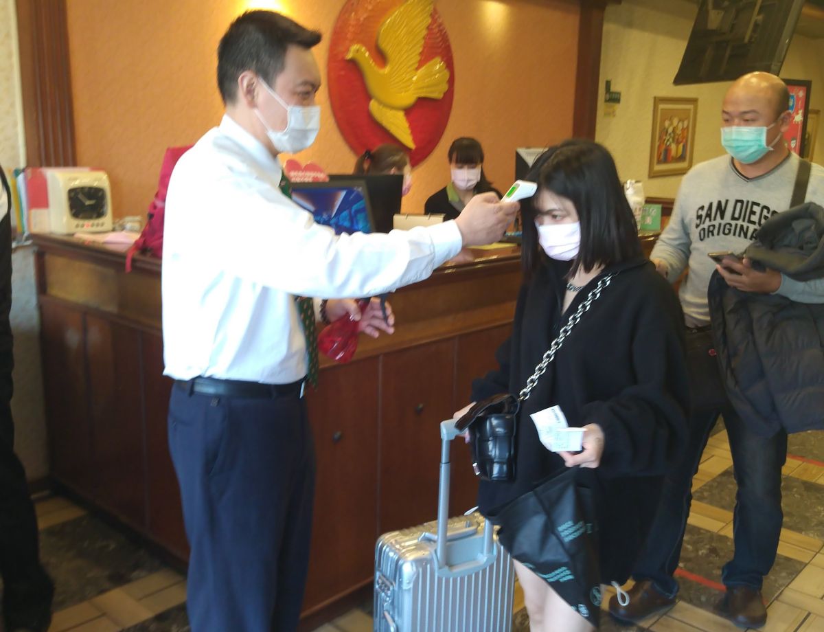 ▲高雄市區監理所督導客運業者疏運整備情形。(圖／記者黃守作攝，2021.02.24)