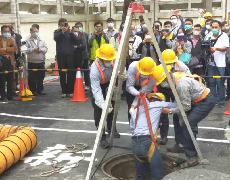 ▲高雄市政府勞工局勞檢處舉辦進入污水池局限空間作業安全宣導觀摩會。(圖/記者黃守作攝,2021.02.24)